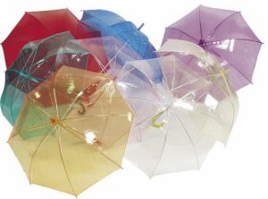 Transparentne parasole w różnych kolorach