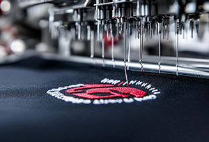 Małe detale, duży efekt – personalizacja ubrań w biznesie