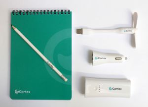 Zestaw idealny: notes, ołówek, powerbank, ładowarka samochodowa i wiatraczek USB