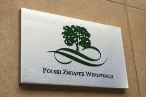 Szyldy z efektem stali szczotkowanej. Eleganckie, pogrubione pełny kolor.