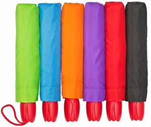 Transparentne parasole w różnych kolorach