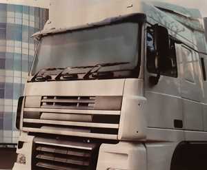 Osłona metaliczna na przednią szybę ciężarówki