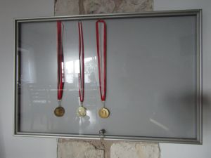 Gablotka wewnętrzna na medale.