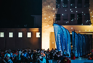 Beach flagi a oświetlenie – jak poprawić widoczność reklamy po zmroku?