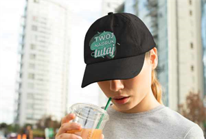 Czapka raperska z własnym nadrukiem lub haftem – streetwear, który mówi Twoim głosem