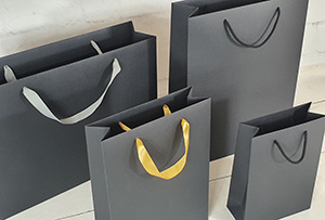 Czarne torby ozdobne – elegancja w nowoczesnym wydaniu