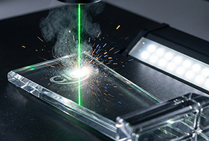 Grawerowanie w szkle – jak stworzyć prestiżowy upominek biznesowy i wzmocnić wizerunek marki?