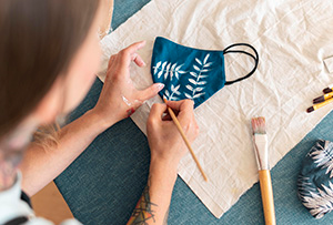 Haft komputerowy w biznesie. Dlaczego personalizacja odzieży firmowej to skuteczna strategia marketingowa?