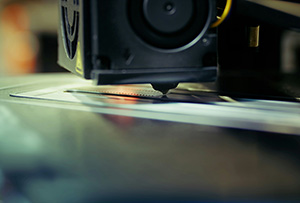 Jak wykorzystać druk UV do tworzenia trwałych i efektownych materiałów reklamowych? Poradnik