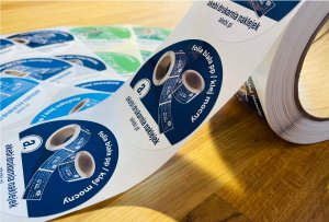 Jakie wykończenie etykiety wybrać, żeby produkt wyglądał drożej i przyciągał klientów?