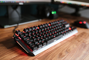 Klawiatura mechaniczna – dlaczego coraz więcej osób zamienia membranę na ‘mechanika’?