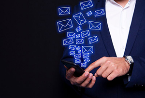 Komunikacja z klientem – e-mailowa czy SMS-owa, jaka jest lepsza?