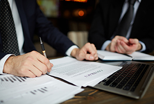Kontrakty handlowe: jak prawnik może chronić interesy firmy?
