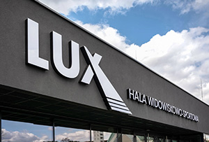 Litery reklamowe podświetlane – wyróżniaj się z tłumu!