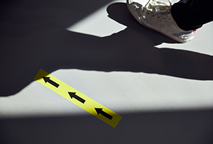 Naklejki podłogowe z nadrukiem o charakterze informacyjnym i reklamowym. Odkryj kreatywne zastosowanie naklejek podłogowch