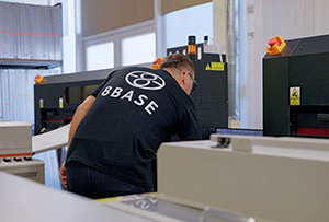 Od druku transferów sitowych do własnej marki odzieży. Case study 8BASE