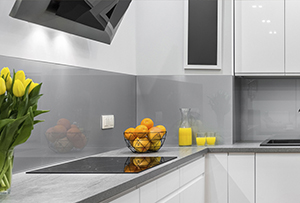 Panele szklane na wymiar - jak wykorzystać je w domu?