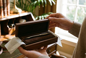 Personalizacja 2.0 – dlaczego grawerowane prezenty biznesowe to klucz do lojalności klienta?