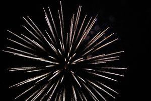 Pirotechnika sceniczna i wytwornice płomieni — kiedy widowiskowy efekt idzie w parze z bezpieczeństwem?