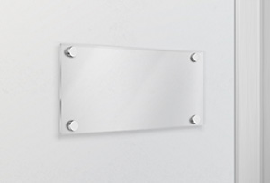 Praktyczny przewodnik po szyldach szklanych i akrylowych: jak wybrać idealny dla swojej przestrzeni