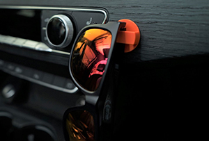 Uchwyt na okulary do auta - gadżet reklamowy dla Twojej firmy!